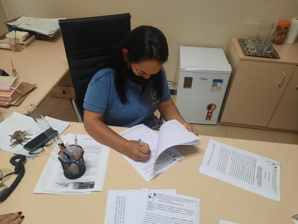 O atributo alt desta imagem está vazio. O nome do arquivo é prefeita-cilinha-vargem-alegre-2-1024x768.jpg